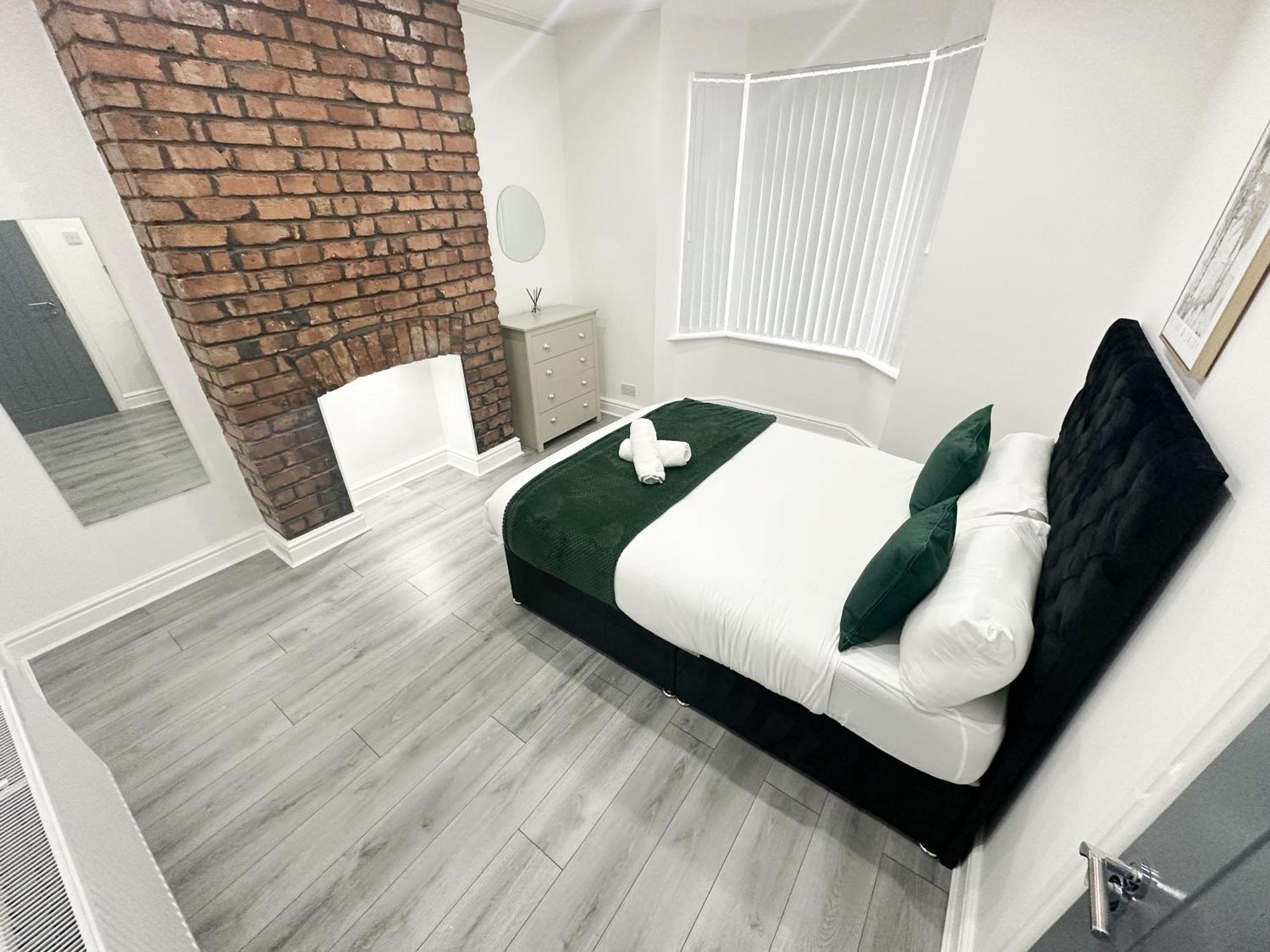 Holiday home Modern & Spacious, 4 Bedroom , 9ppl Free Wifi & Parking