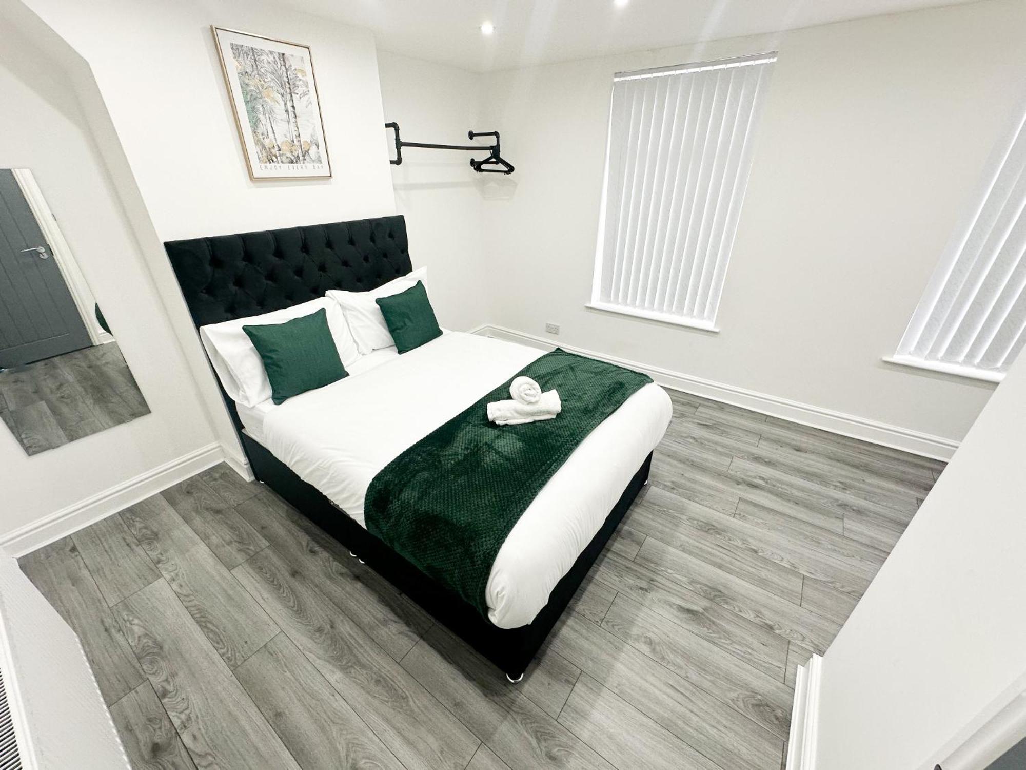 Holiday home Modern & Spacious, 4 Bedroom , 9ppl Free Wifi & Parking *