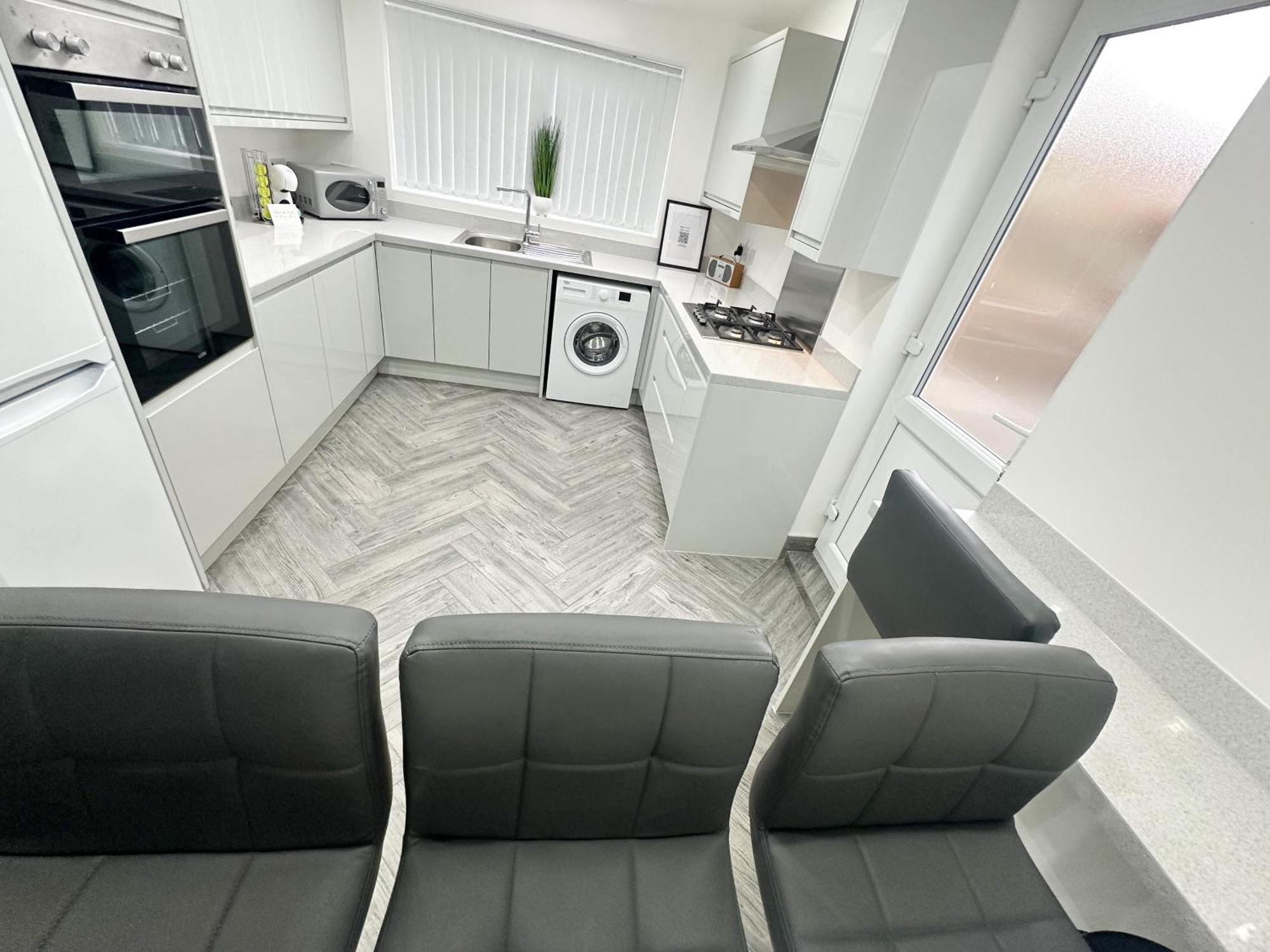 Modern & Spacious, 4 Bedroom , 9ppl Free Wifi & Parking Holiday home