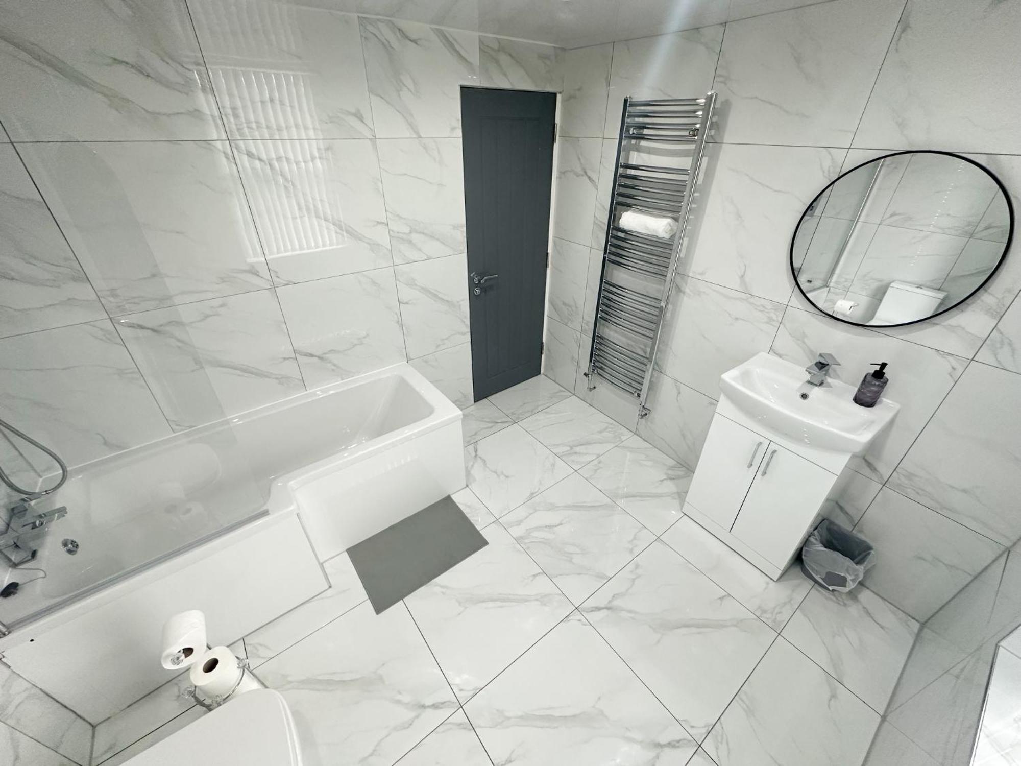 Modern & Spacious, 4 Bedroom , 9ppl Free Wifi & Parking Liverpool